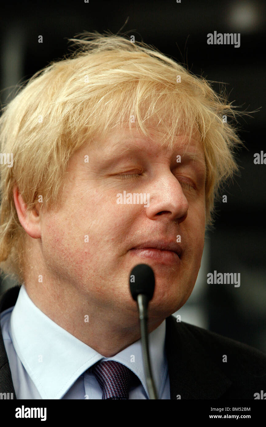 El Alcalde de Londres, Boris Johnson, durante la inauguración oficial de la nueva Routmaster en Battersea Foto de stock