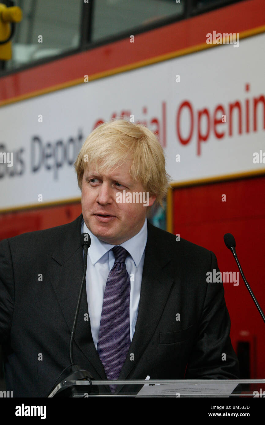 El Alcalde de Londres, Boris Johnson, en la inauguración oficial del nuevo Routemaster en Battersea Foto de stock