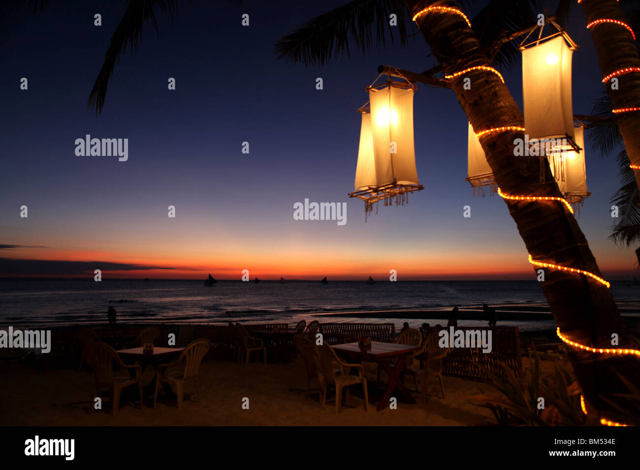 Atardecer en la Playa Blanca, Boracay, el destino turístico más famoso en Filipinas. Foto de stock
