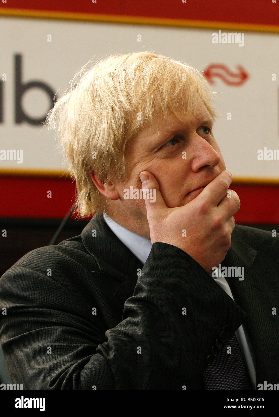 El Alcalde de Londres, Boris Johnson, durante la inauguración oficial de la nueva Routmaster en Battersea Foto de stock