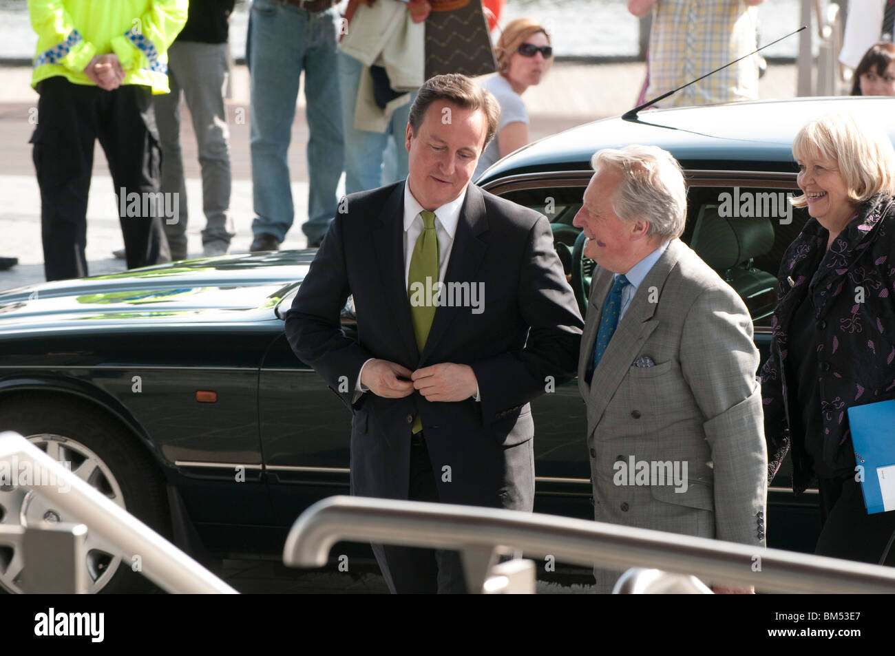 El Primer Ministro David Cameron visitando la Asamblea galesa, Cardiff, el 17 de mayo de 2010 Foto de stock