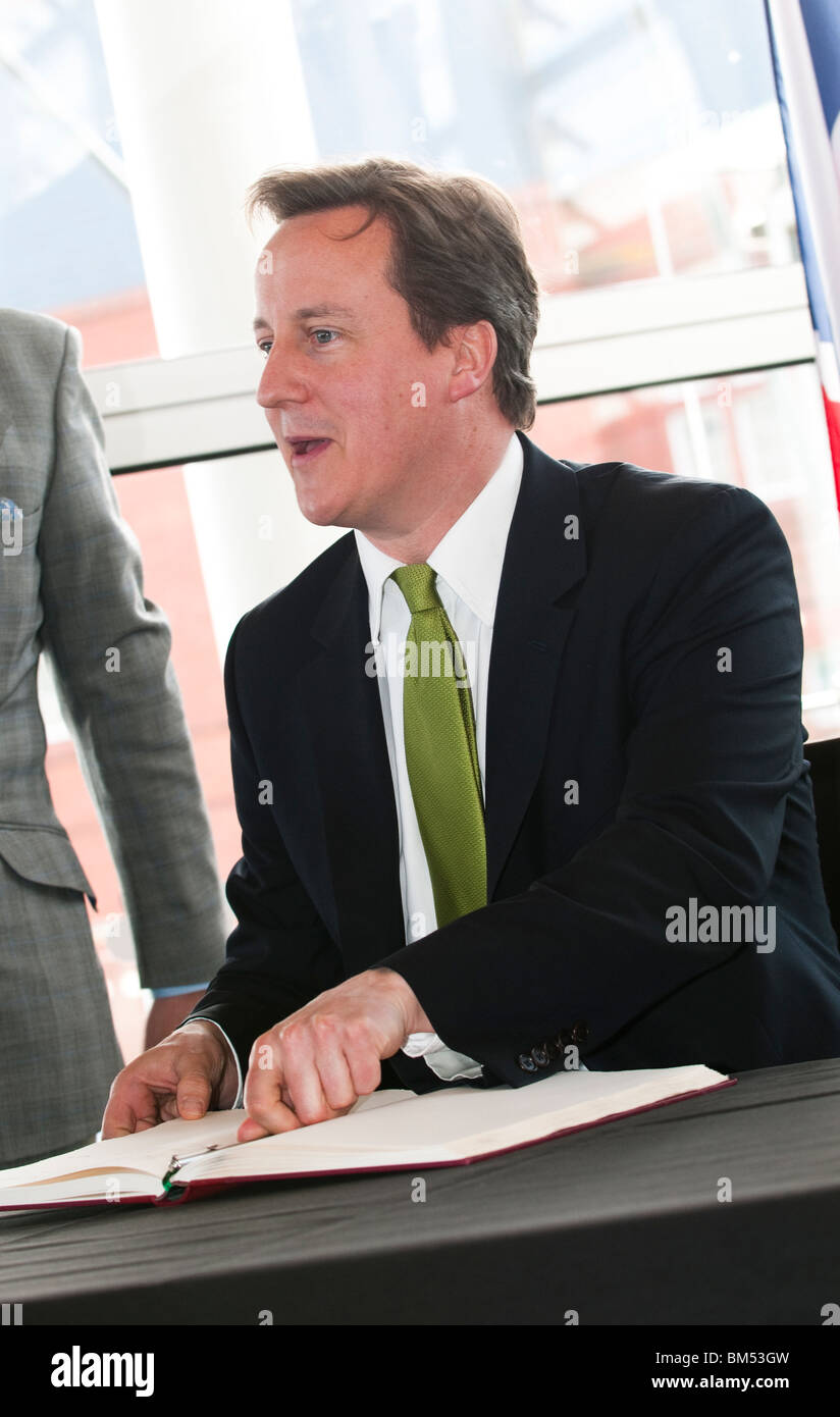 El Primer Ministro David Cameron visitando la Asamblea galesa, Cardiff, el 17 de mayo de 2010 Foto de stock