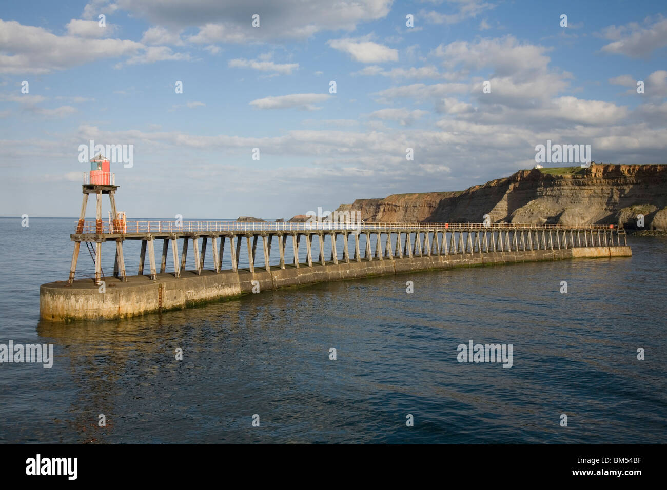 Pier en Whitby con faro de puerto Foto de stock