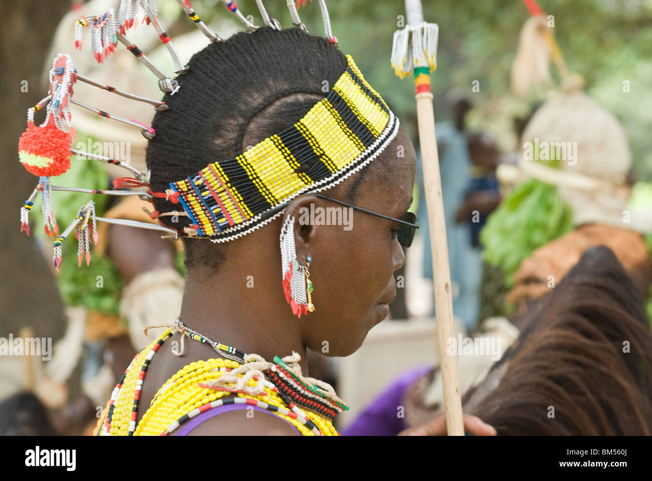 Celebración Bassari con Bailarines en trajes tradicionales Ethiolo, aldea, país Bassari, Senegal