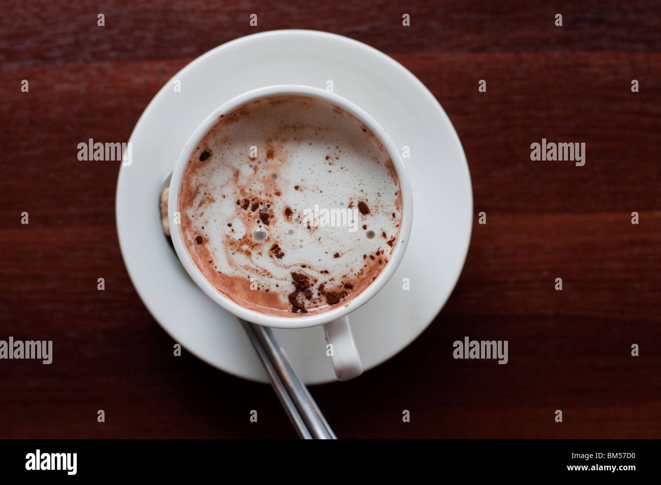 Chocolate caliente en una taza blanca, visto desde arriba Foto de stock