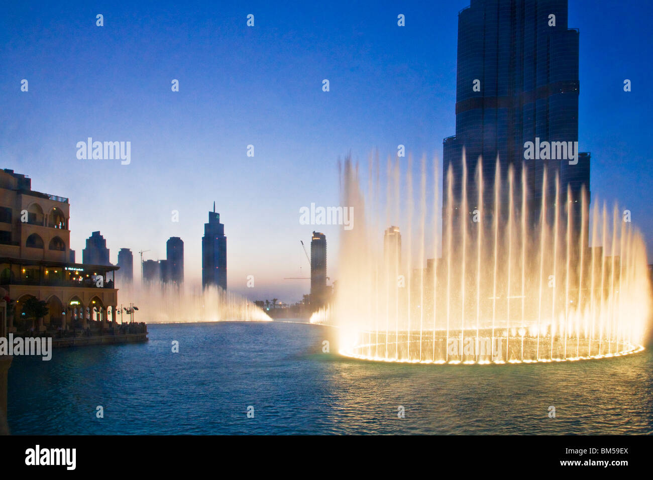 El Dubai Fountain mostrar delante del Burj Dubai o Khalifa, el edificio más alto del mundo, en el centro de Dubai, EAU Foto de stock