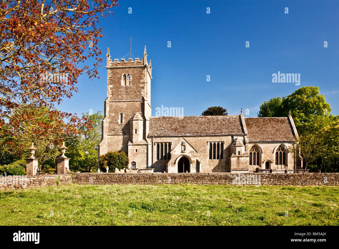 La Basílica de San Pedro y san Pablo, un típico pueblo inglés la iglesia en gran Somerford, Wiltshire, Inglaterra, Reino Unido. Foto de stock