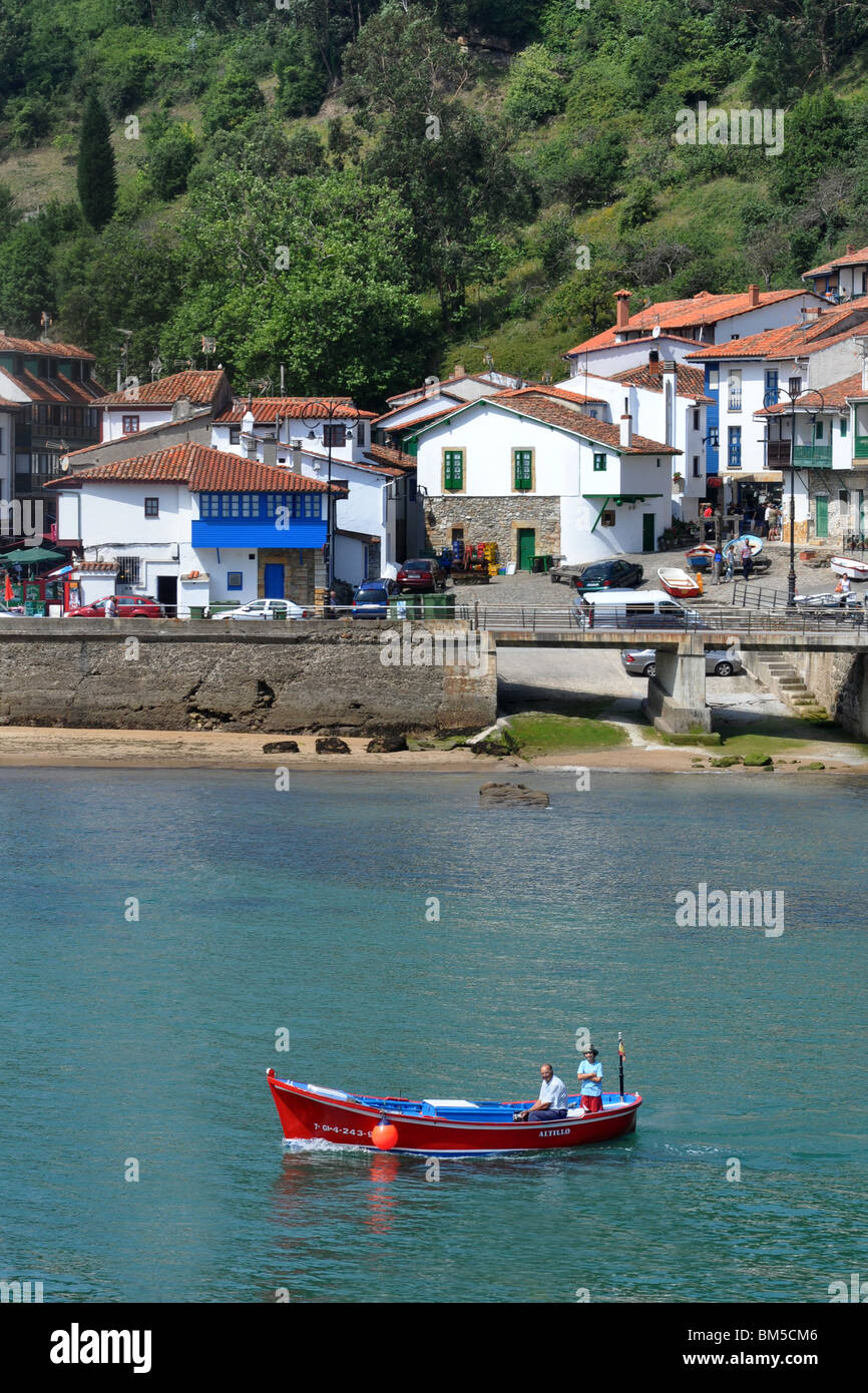 Tazones, una aldea de pescadores, en Asturias, en el norte de España Foto de stock