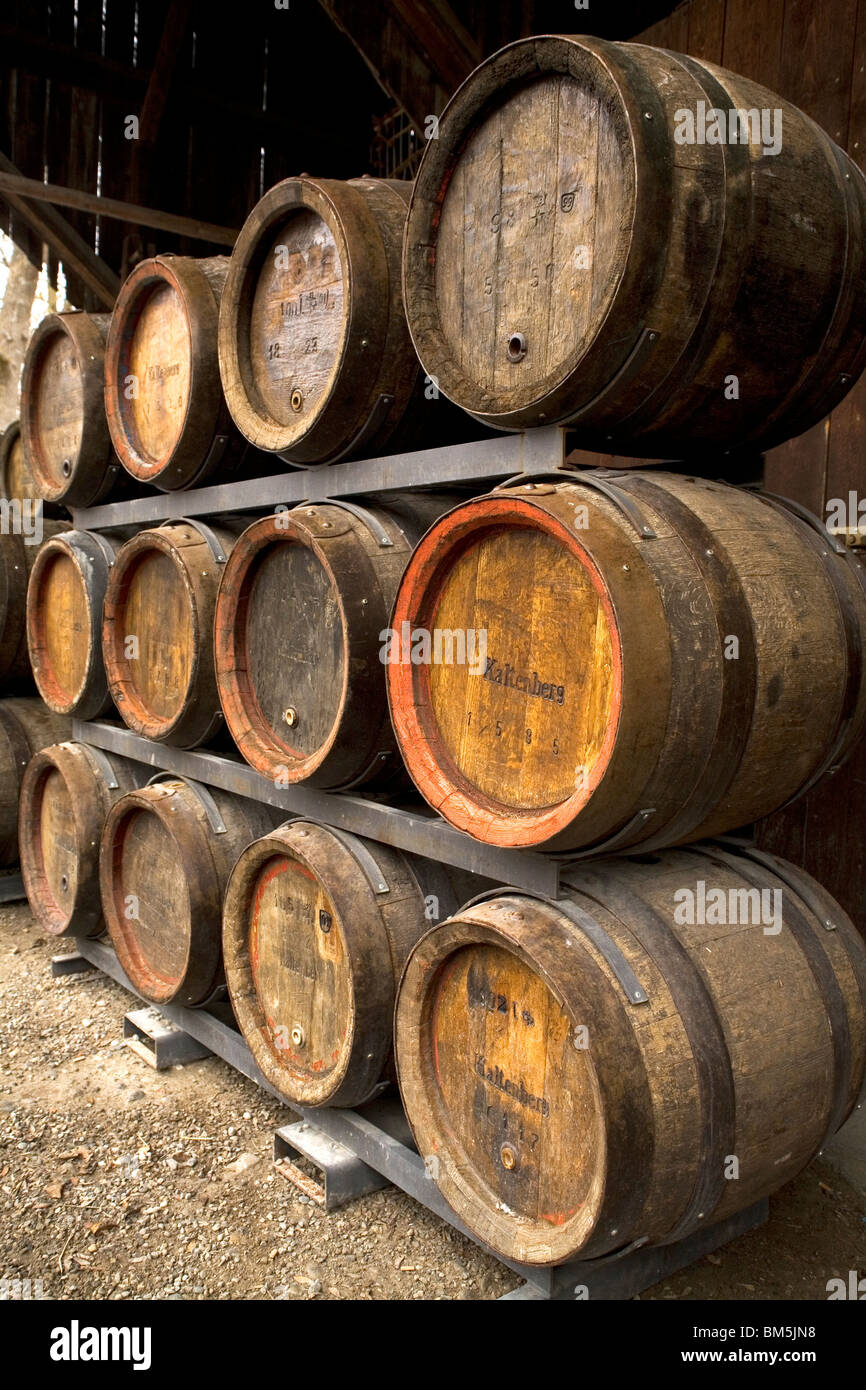 Los barriles de cerveza de madera fuera de Schloss Kaltenberg en Baviera, Alemania. Foto de stock