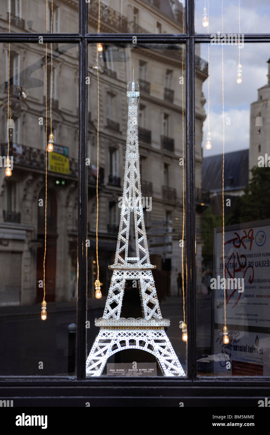 Torre Eiffel hechas con Meccano en ventana shop,St Germain des Pres, el casco antiguo de la ciudad, París 6, Francia Fotografía de stock - Alamy