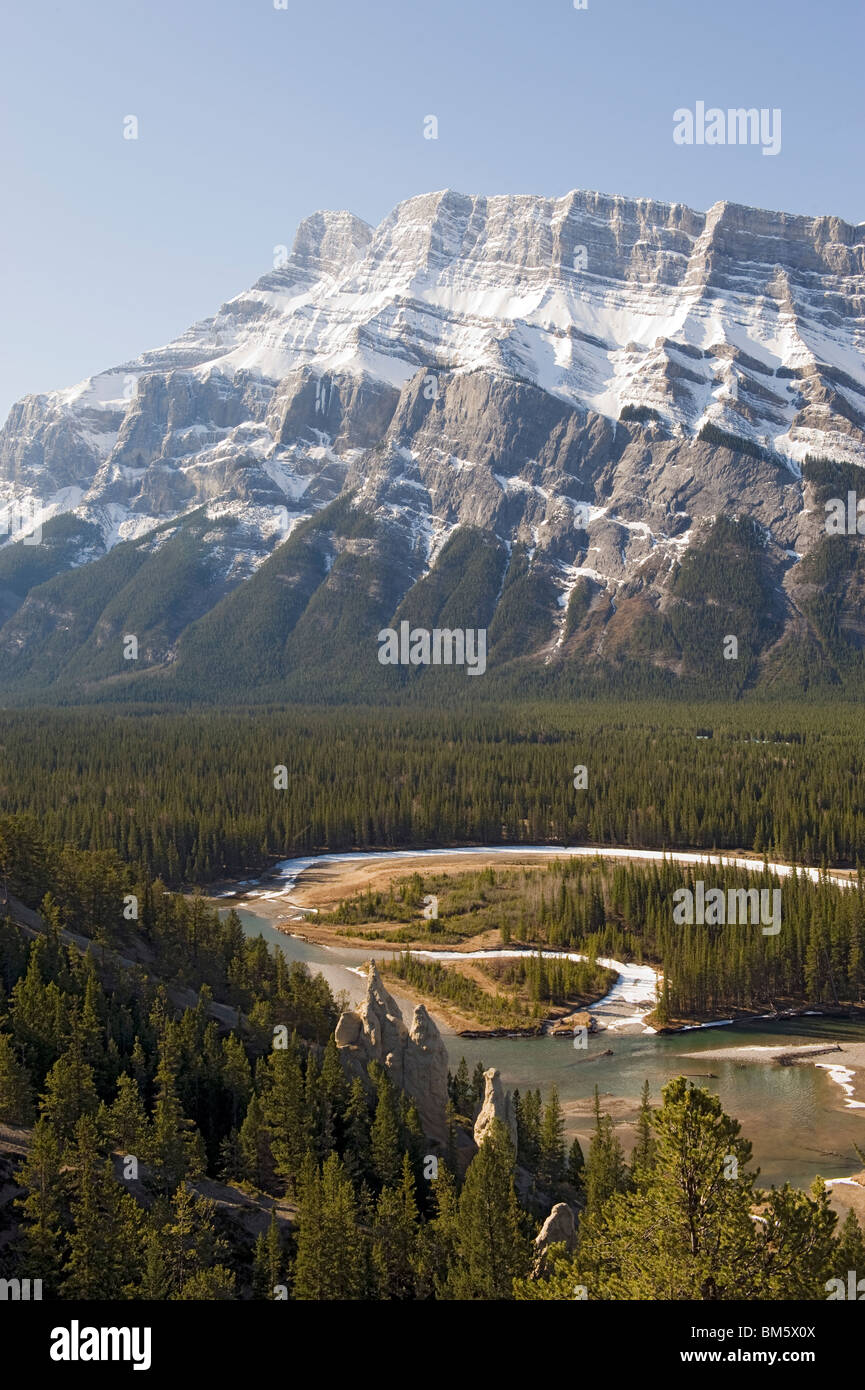 El río Bow y Hoodoos, Banff Foto de stock