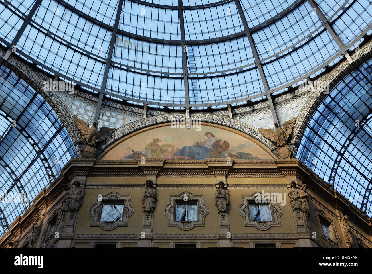 Una cúpula de cristal en el centro comercial Galleria Vittorio