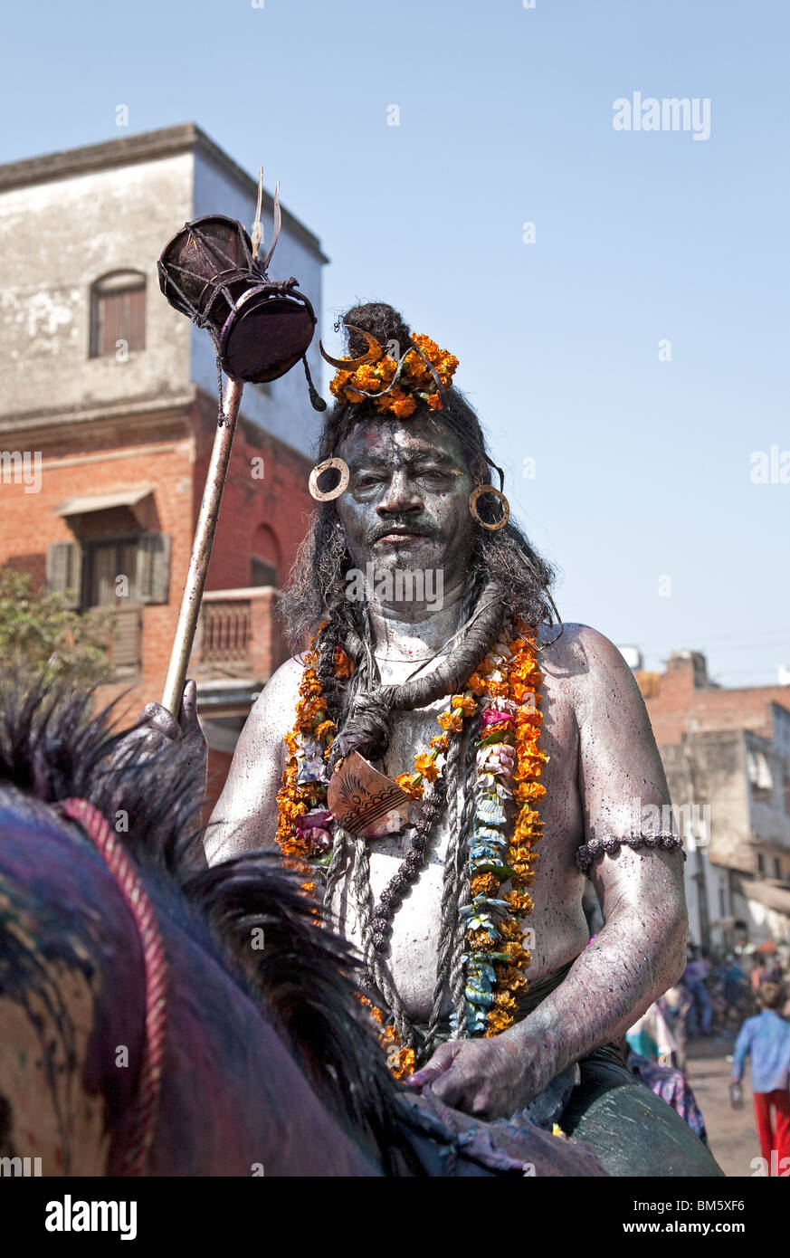 La India el hombre disfrazado de dios Shiva. Holi Festival. Varanasi. La  India Fotografía de stock - Alamy