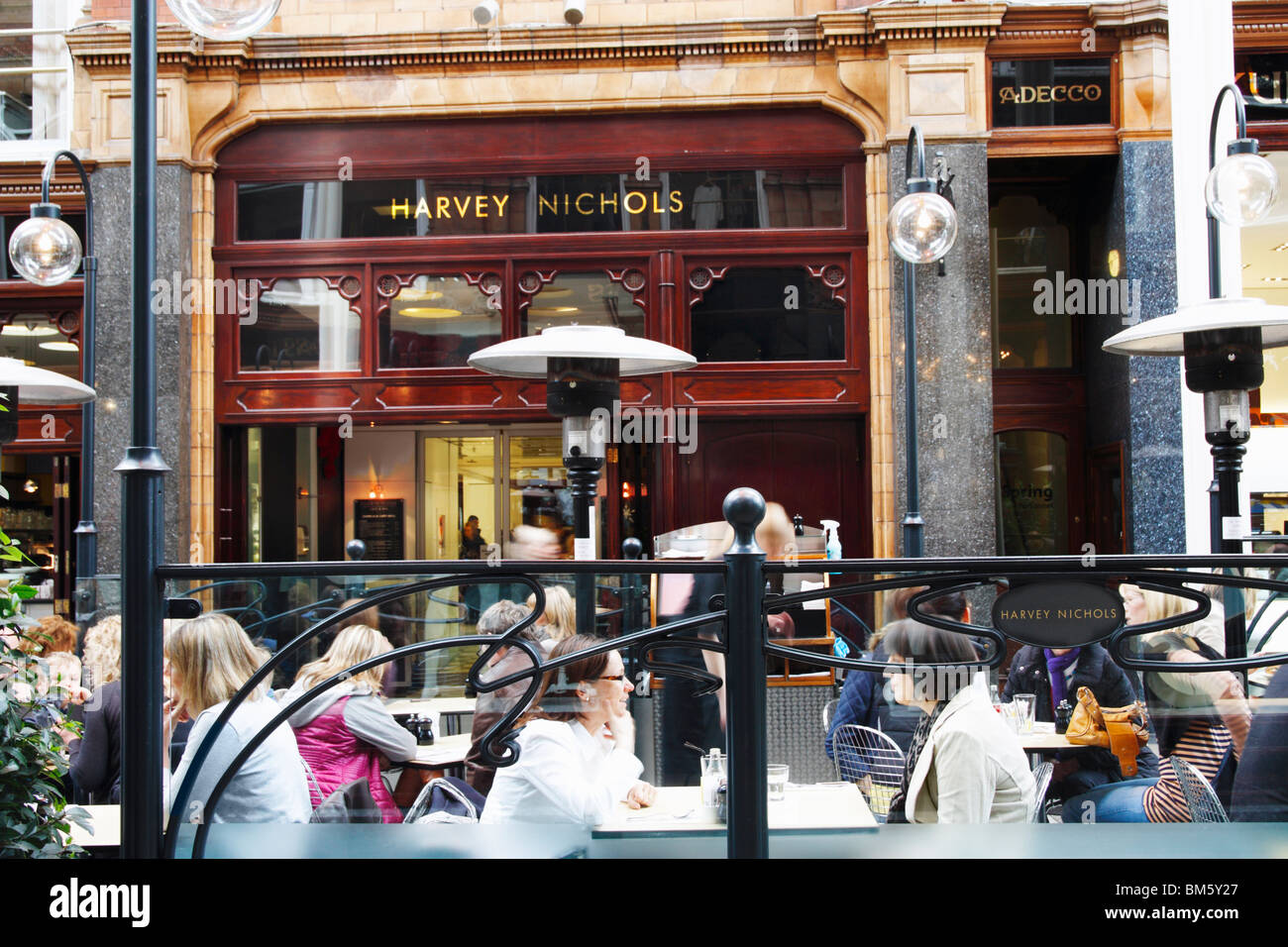 Harvey Nichols cafe fuera de Harvey Nichols tienda en el barrio de Victoria, Briggate, Leeds, Yorkshire, Inglaterra. UK Foto de stock