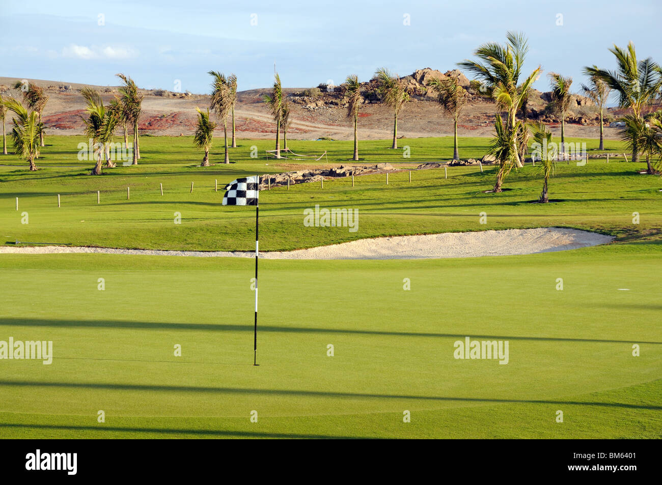 Campo de golf en el resort tropical Foto de stock
