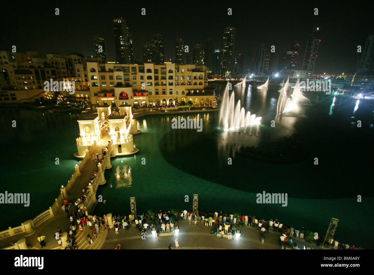 Vista sobre las fuentes de Dubai Shopping Mall por la noche. Emiratos Arabes Unidos Foto de stock