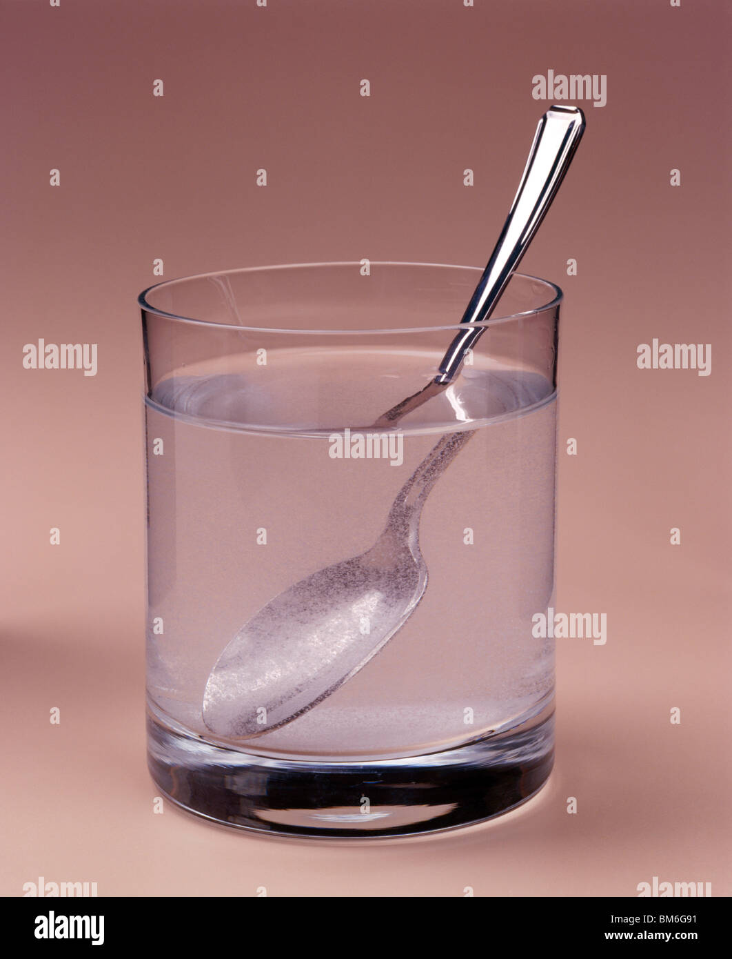 Bonito Gigante acidez Vaso de agua con bicarbonato de sodio se disuelva en ella Fotografía de  stock - Alamy