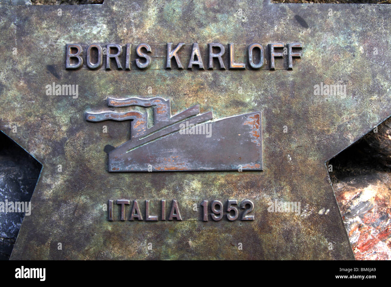 Estrella de bronce, conmemorando, Boris Karloff, William Henry Pratt, Plymouth Docks, Terminal de pasajeros, viaje en barco a EE.UU., actor inglés, Frankenstein. Foto de stock