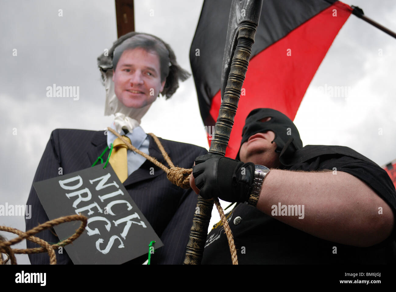 La efigie del líder liberal demócrata Nick Clegg acerca de ser colgado por el verdugo en la Plaza del Parlamento el día de mayo. Foto de stock