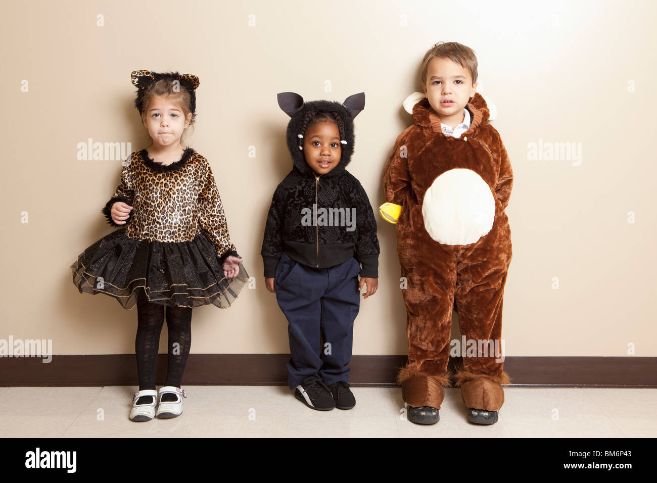 Niños disfrazados de animales fotografías e imágenes de alta resolución -  Alamy