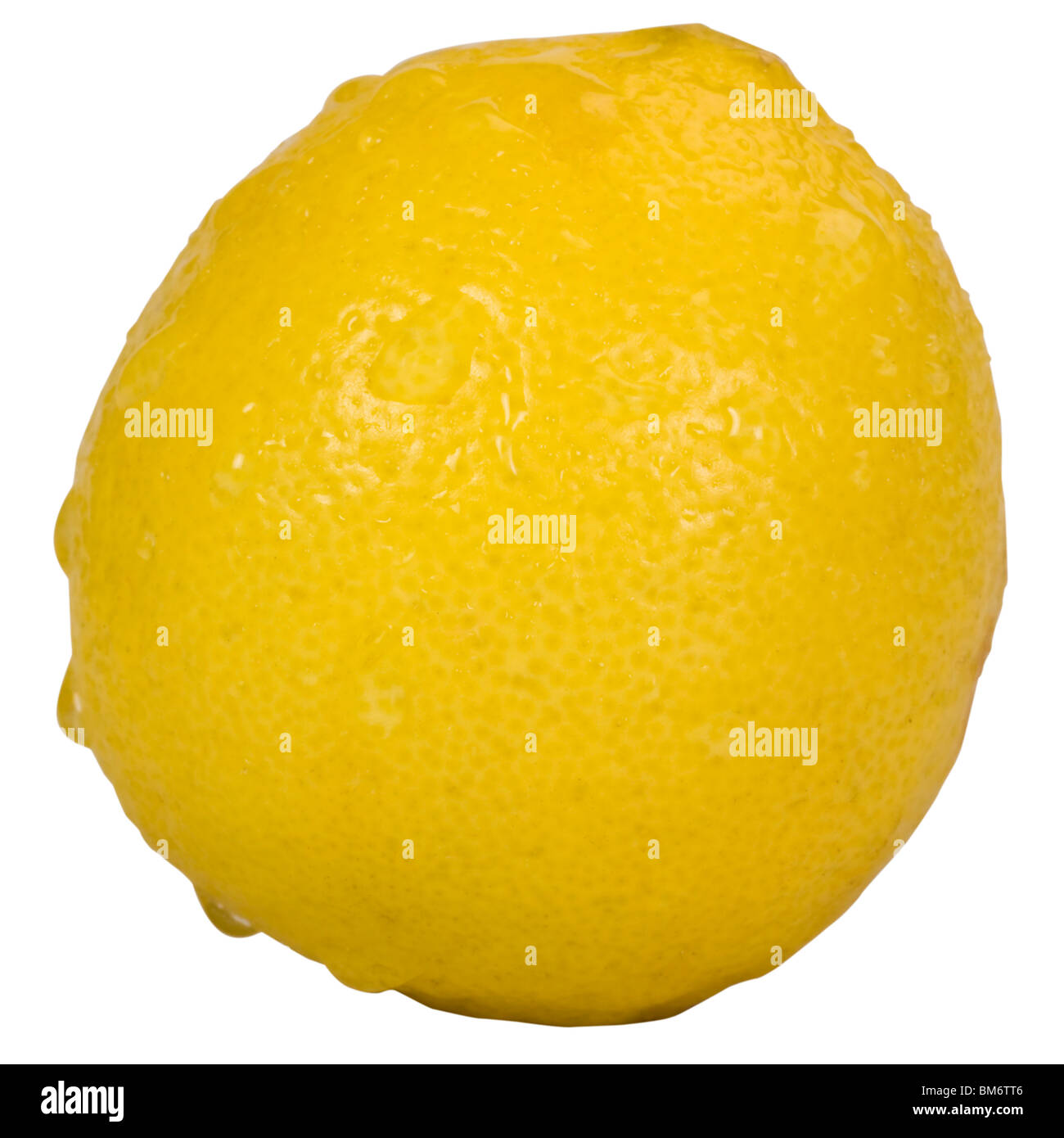 Close-up de gotas de agua sobre un limón amarillo Foto de stock
