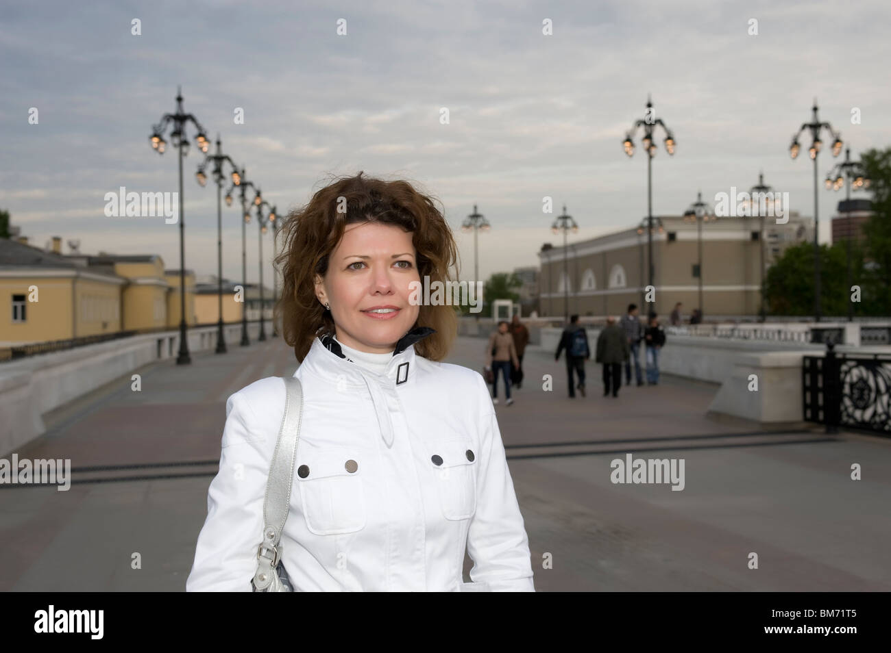 Retrato pueblo Ruso - la mujer en el puente Foto de stock