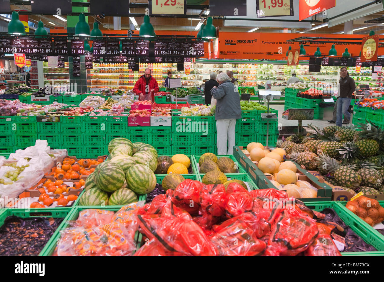 Sección de frutas y verduras en el supermercado al campo, Marbella,España. Foto de stock