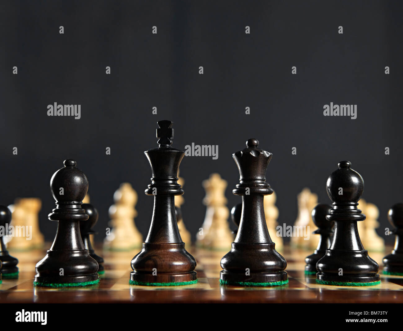 Cerca de piezas de ajedrez en el tablero de ajedrez de madera Foto de stock