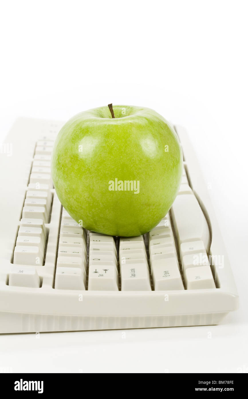 Manzana Verde y el teclado del equipo, el concepto de aprendizaje en línea  Fotografía de stock - Alamy