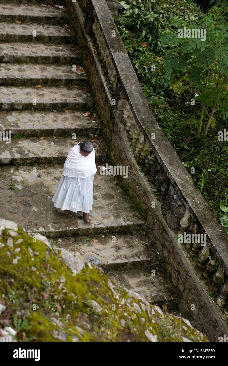 Una mujer indígena Náhuatl desciende las escaleras detrás de la Iglesia  Santuario de Guadalupe, Cuetzalan, México Fotografía de stock - Alamy