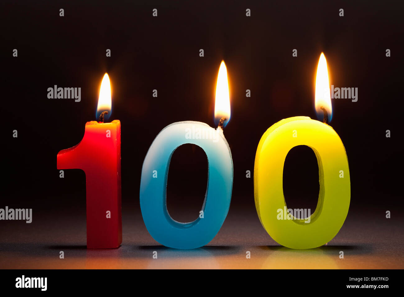 Tres velas en forma del número 100 Foto de stock