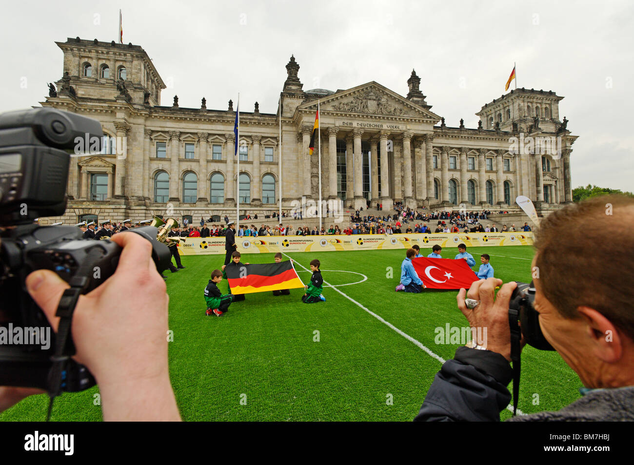 Primer partido internacional del equipo alemán de fútbol ciegos fuera el edificio del Reichstag, Berlín, Alemania Foto de stock