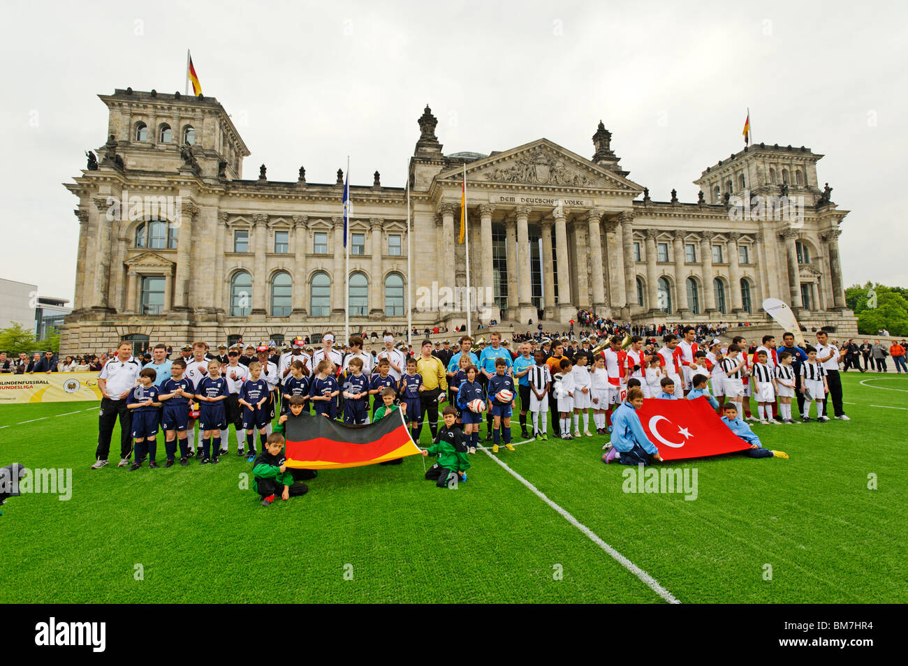 Primer partido internacional del equipo alemán de fútbol ciegos fuera el edificio del Reichstag, Berlín, Alemania Foto de stock