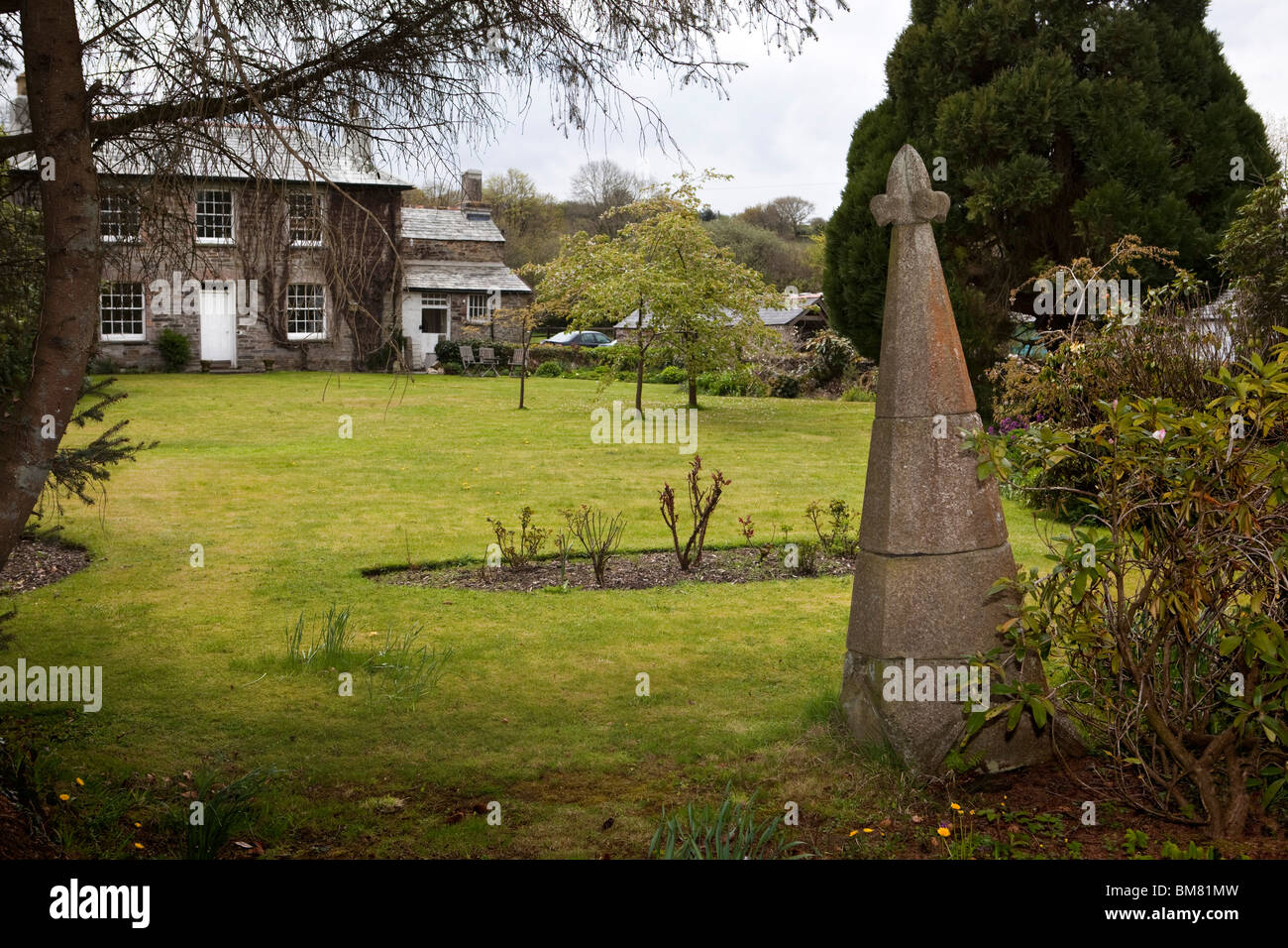 Reino Unido, Cornwall, Altarnun, antigua torre de la iglesia de piedra en la decoración de jardín de Casa Penpont Foto de stock