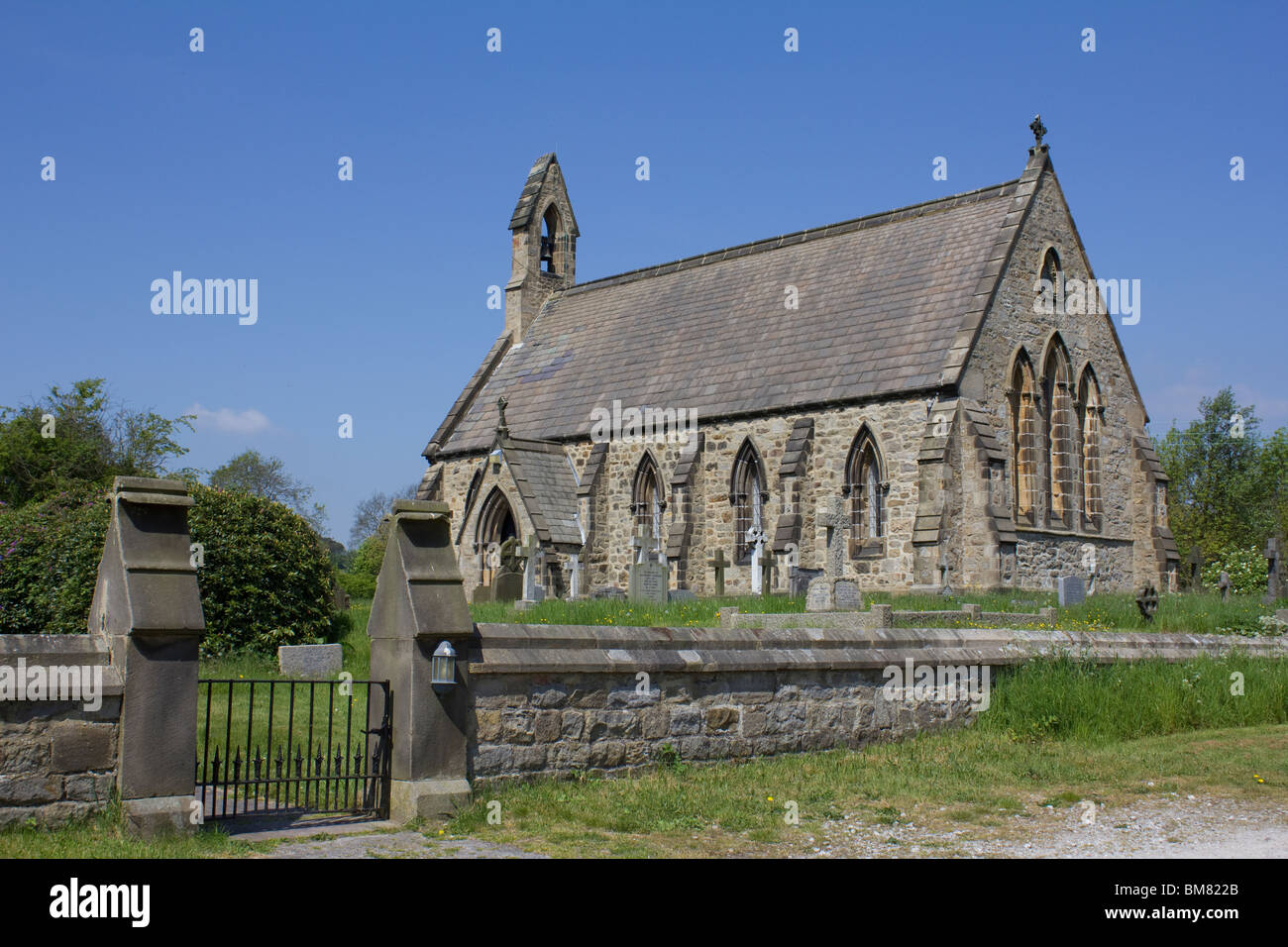 Todos los Santos de la Iglesia de Inglaterra Farnley Otley North Yorkshire en un día de primavera. Foto de stock