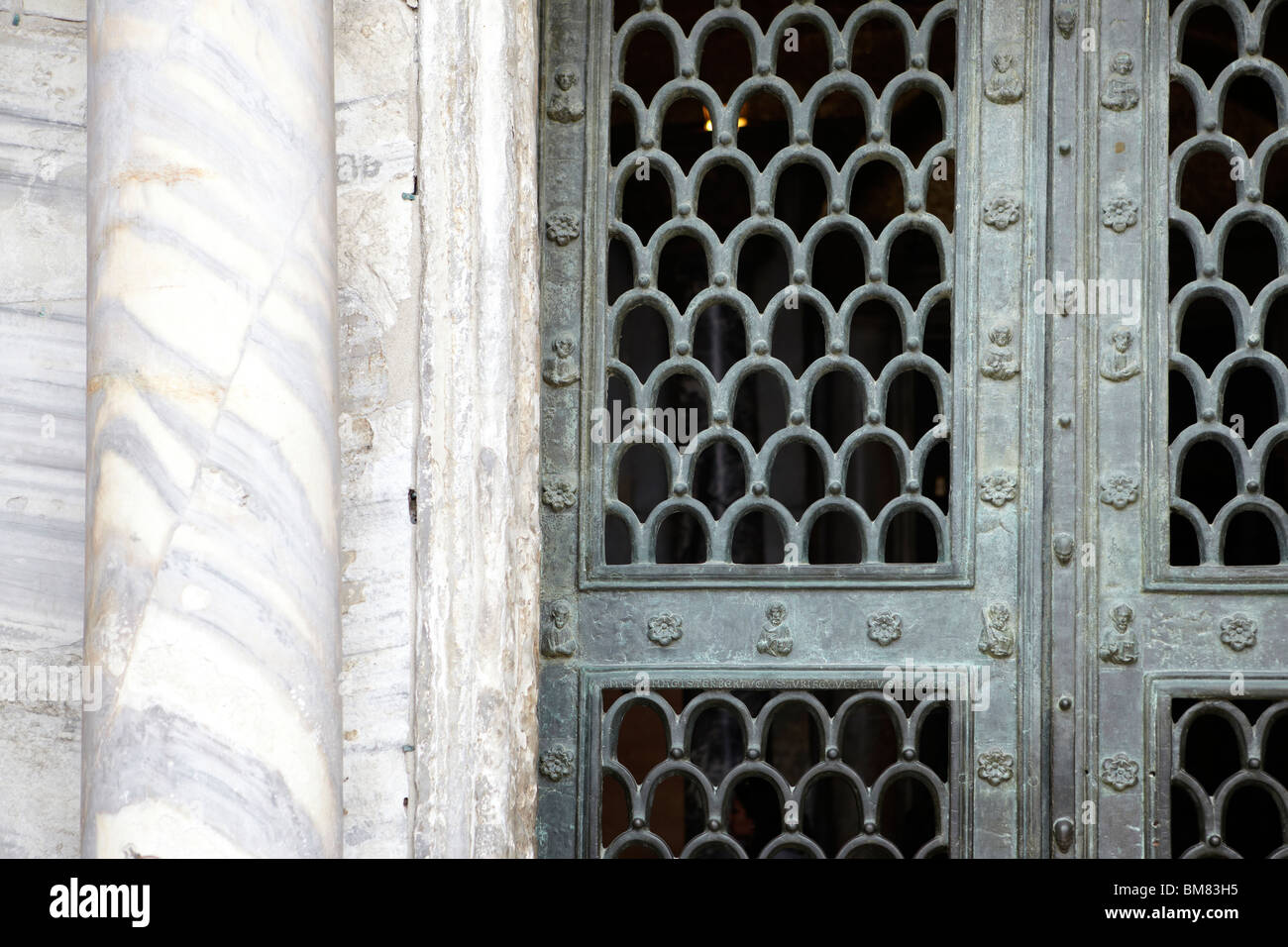 Detalle en la puerta de entrada a la Basílica Patriachale Cattedrale di San Marco (Basílica de San Marcos, en Venecia, Italia Foto de stock
