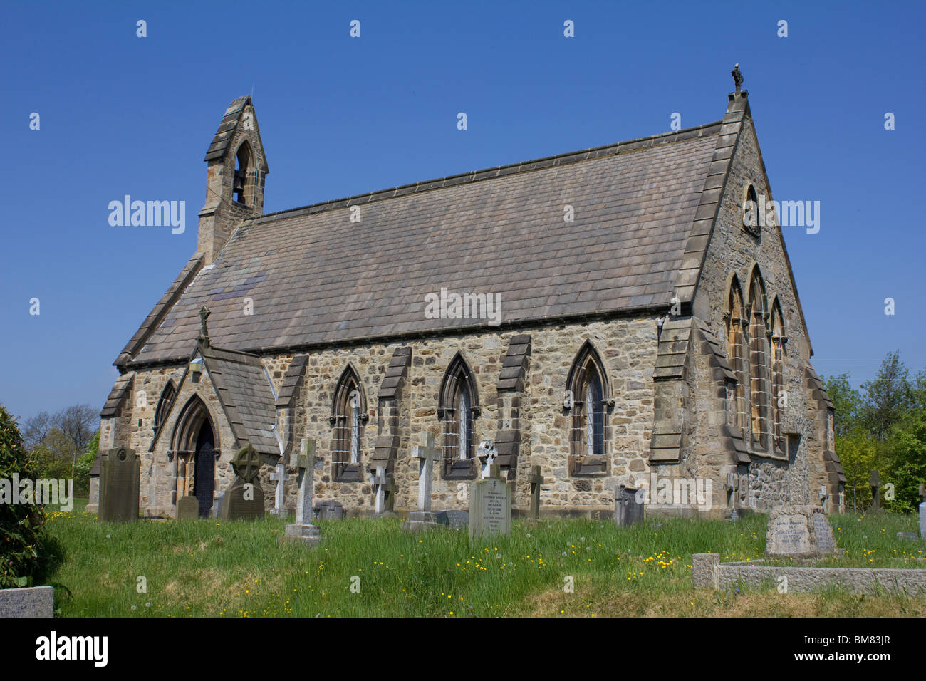 Todos los Santos de la Iglesia de Inglaterra Farnley Otley North Yorkshire en un día de primavera. Foto de stock