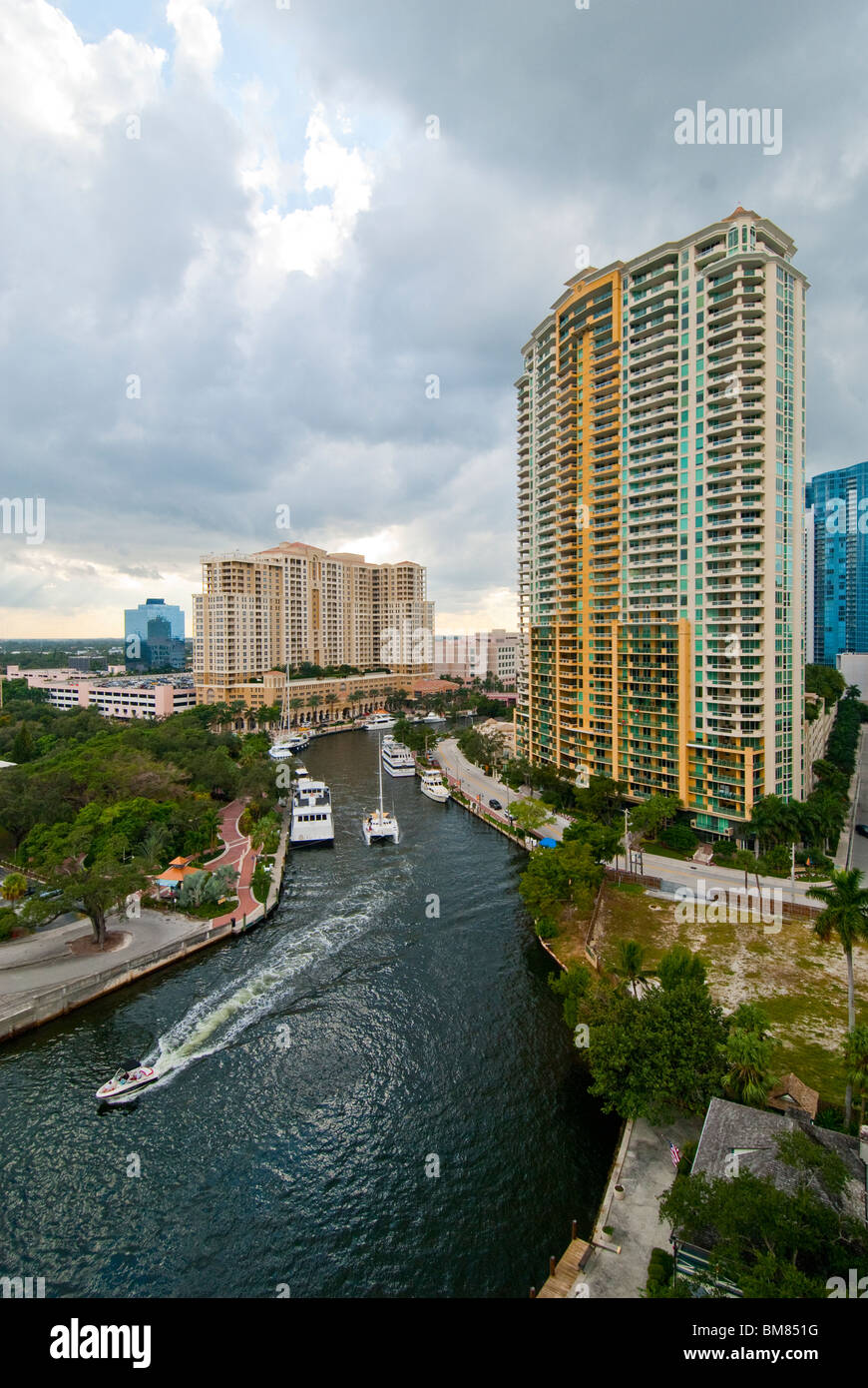 El nuevo río pasa por el centro de la ciudad de Fort Lauderdale, Florida, EE.UU. Foto de stock