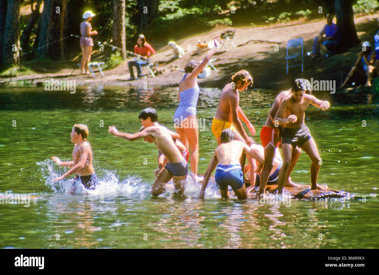 Niños gordos en la piscina fotografías e imágenes de alta resolución
