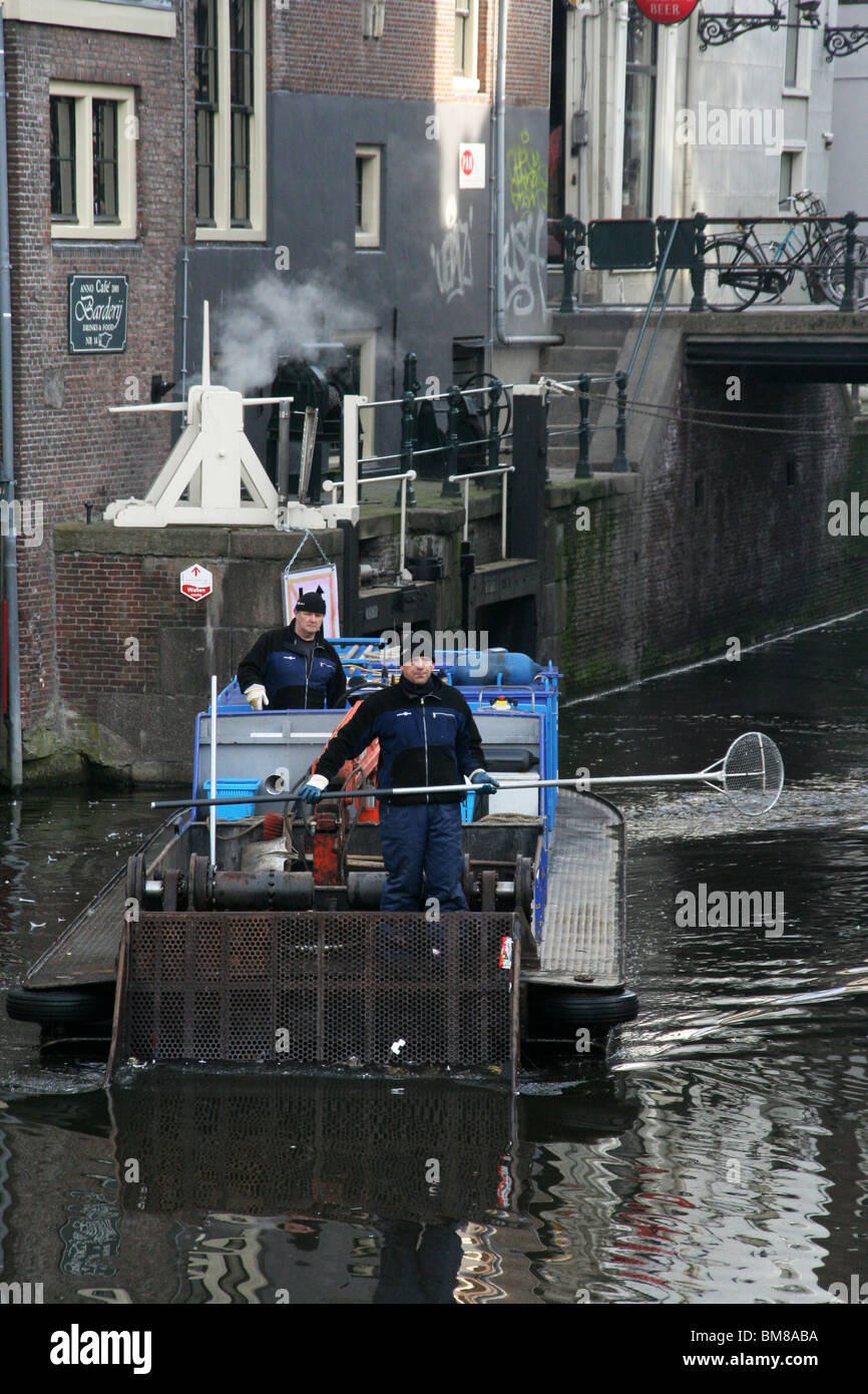 Amsterdam canal cleaning fotografías e imágenes de alta resolución Alamy