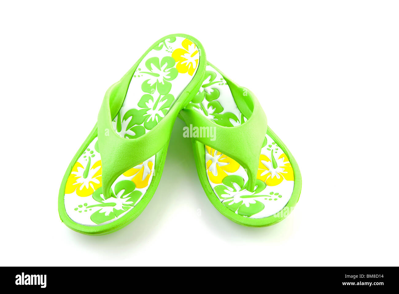 Verano verde zapatillas aislado sobre fondo blanco. Foto de stock
