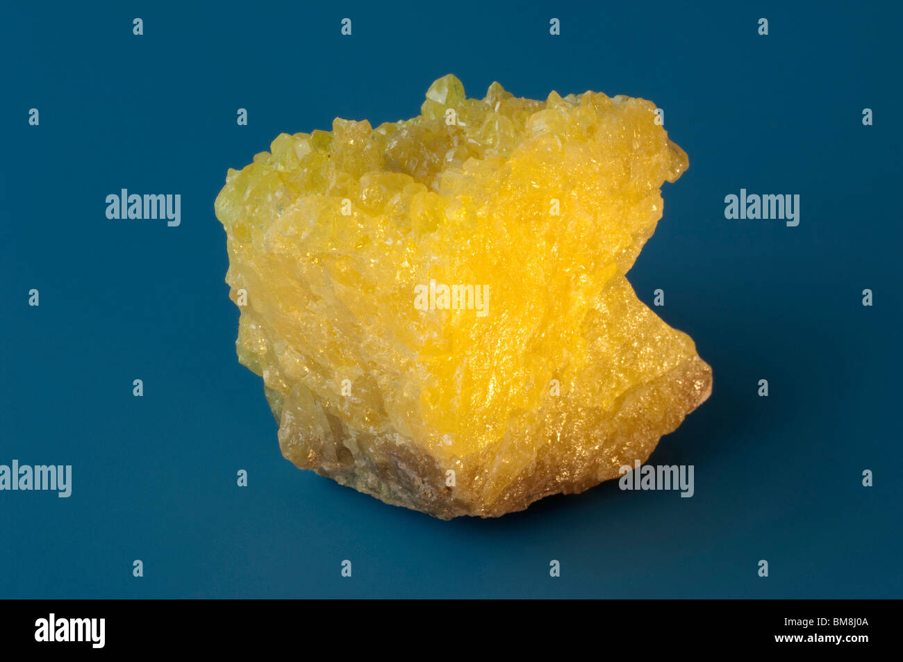 Azufre, azufre. Los cristales, de color amarillo limón studio picture. Foto de stock