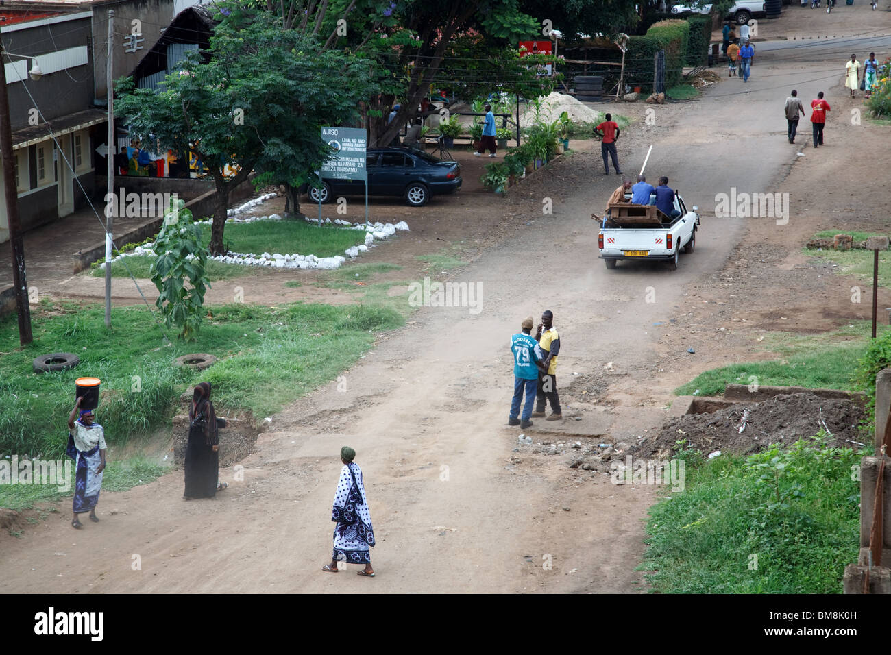 Escena callejera en Moshi, Tanzania Foto de stock