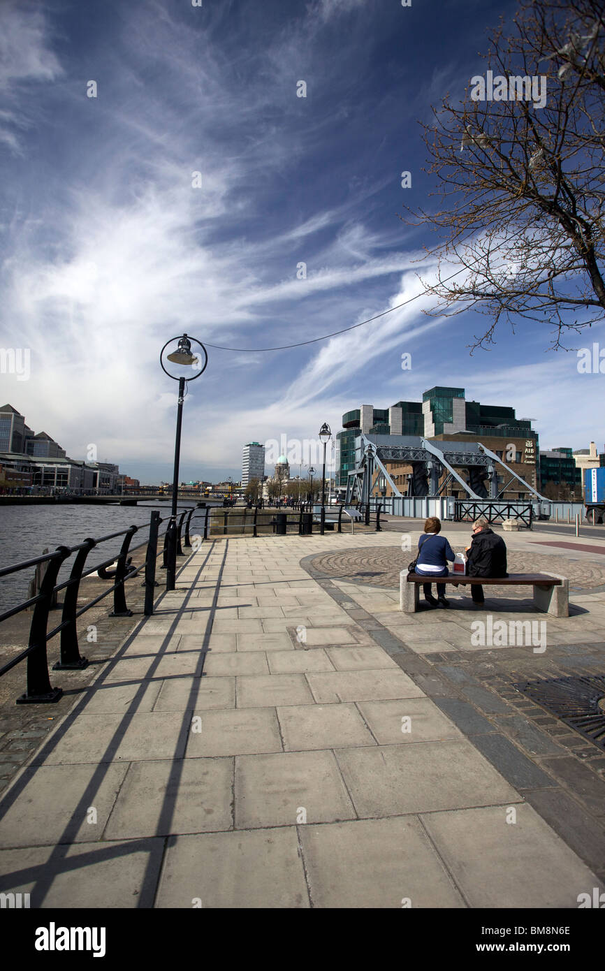 Los muelles del norte de Dublín, que es el hogar de la Irish Financial Services Centre conocido comúnmente como el IFSC en las orillas del río Liffey en Irlanda. Foto de stock