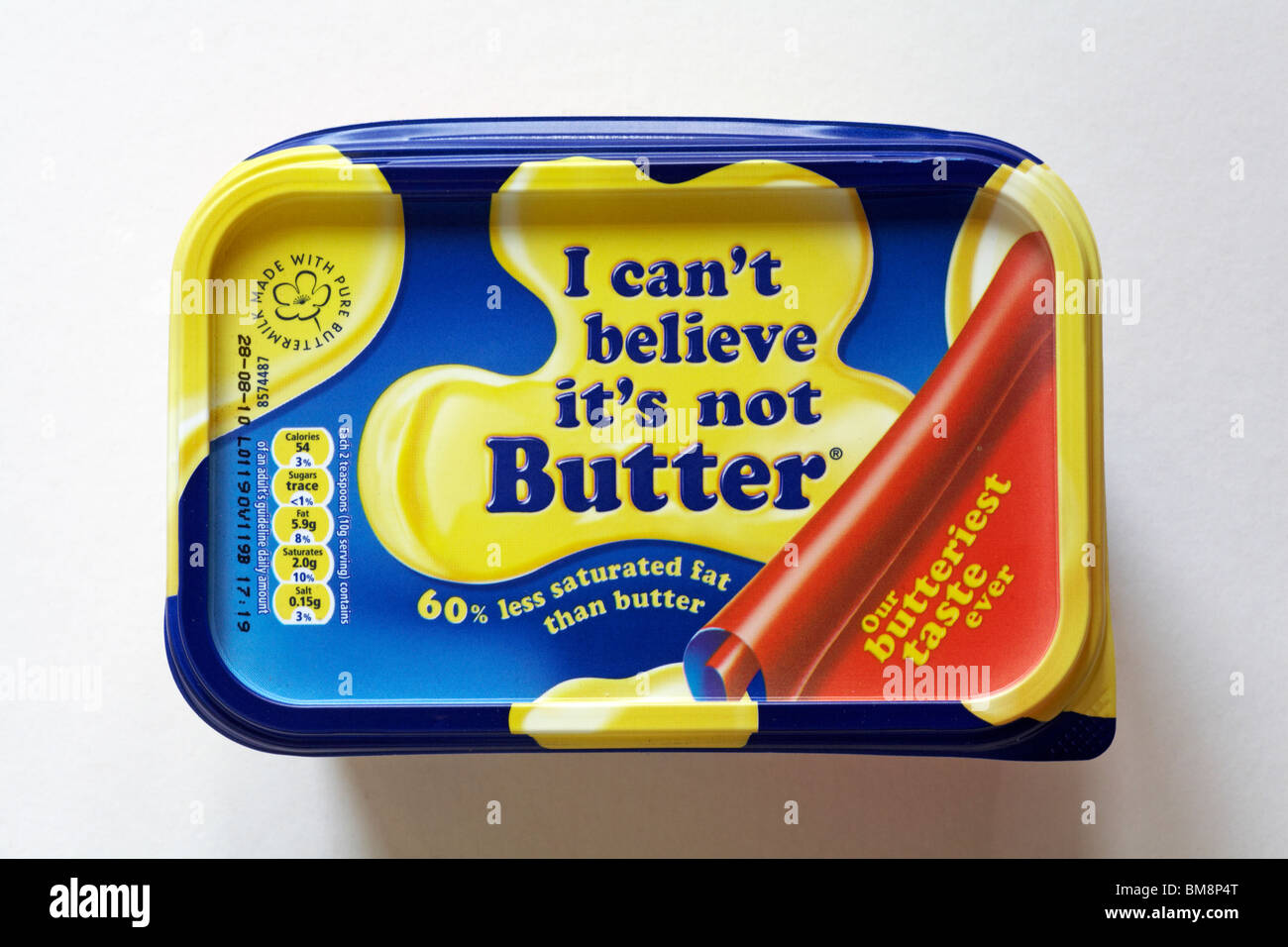 Tina de no puedo creer que no es mantequilla 60% menos grasa saturada que  mantequilla aislada sobre fondo blanco Fotografía de stock - Alamy