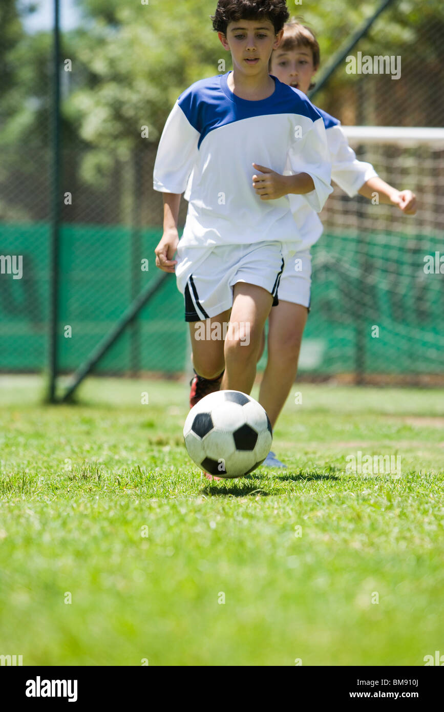 Juego De Fútbol Para Niños. Los Niños Que Golpea El Balón De Fútbol Fotos,  retratos, imágenes y fotografía de archivo libres de derecho. Image 64614501