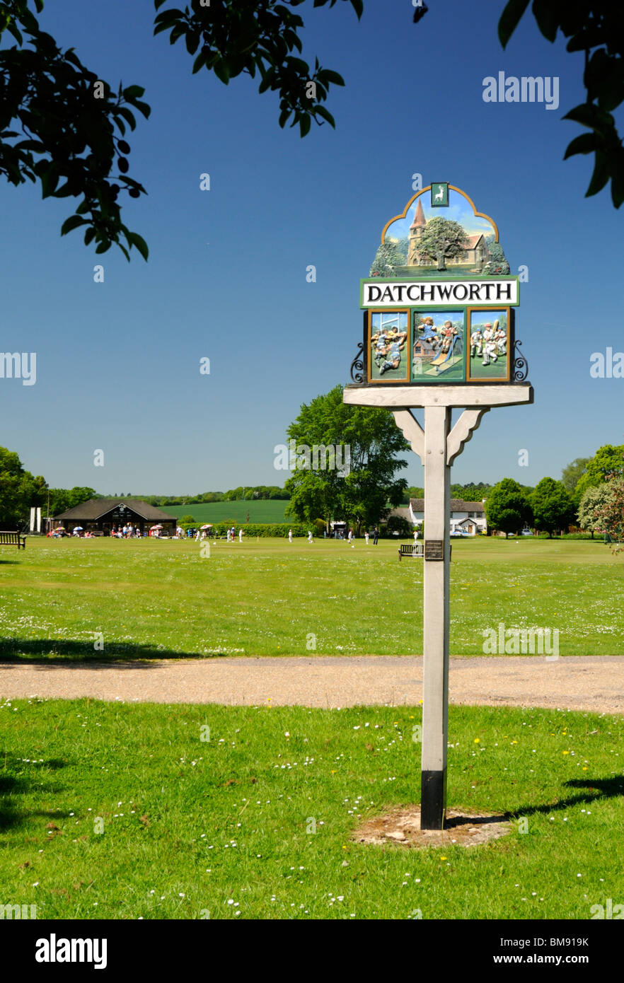 Aldea de Datchworth Hertfordshire, Reino Unido. Junior partido de cricket está jugando en el Village Green. Foto de stock