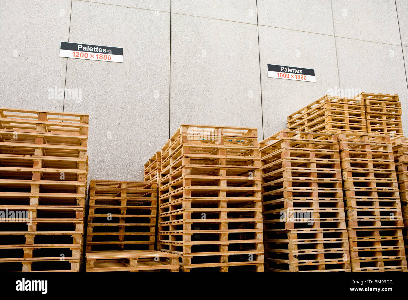 Palets de madera almacenados en la planta industrial Foto de stock