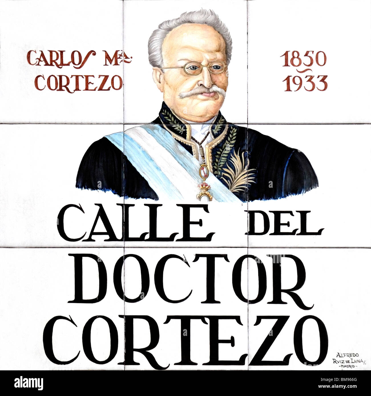 Madrid, España. Calle Signo de azulejos tradicionales. La calle del