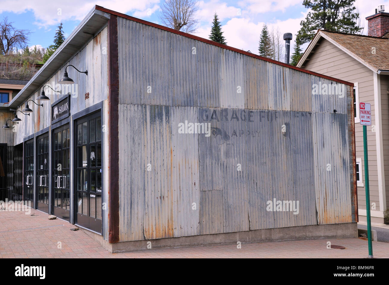Un viejo edificio de metal corrugado caras en Truckee que fue restaurado y ahora alberga una moderna tienda Foto de stock